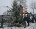 Bild: dob
Eine rund sechs Meter hohe Blautanne verzaubert heuer wieder vor der Marienkapelle "Mariä Geburt" als Weihnachtsbaum. Die Helfer waren diesmal bei Schneegestöber im Einsatz.