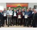 Bild: Hans Kiesl/exb
Die Geehrten erhalten Urkunden. Unser Bild zeigt sie zusammen mit Pater Josef Schwemmer (links) und den Ehrengästen (von rechts) Altbürgermeister Josef Klier, Bürgermeister Norbert Eckl und drittem Bürgermeister Adolf Hammer.