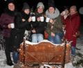 Bild: kro
Ein etwa 100 Jahre alter Schlitten war ein beliebtes Fotomotiv beim Bärnauer „Adventszauber“. Auch Freundinnen aus Bärnau genossen dort eine Tasse Glühwein.