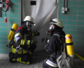 Bild: Albert Burger/exb
Beim Lehrgang für Atemschutzträger müssen die Feuerwehrleute auch einen praktischen Teil absolvieren.