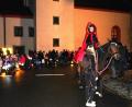 Bild: fvo
Mit Gelassenheit marschiert die Stute „Lady Toskana“ mit Rebecca Bergler als St. Martin beim Martinszug von der Pfarrkirche zur Kita.