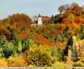 Bild: ds
Schloss Neidstein im herbstlichen Mischwald.