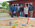 Bild: Gemeinde Kastl bei Kemnath/exb
Stefan Weidner, Bürgermeister Hans Walter, Mitarbeiterin Cindy Lautner, Kinderhausleiterin Ulrike Hederer und Andreas Gallei (von links) freuen sich über den neuen Sandkasten.