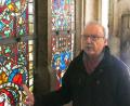 Bild: Johannes Wiemann
Auf der Umlaufempore des des Regensburger Domes zeigt Wolfgang Brandl die Stelle, an der er und seine vier Chorkollegen vor 65 Jahren Modell für die Plattenhülle standen.