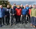 Bild: jr
Die Mannschaftsführer der erfolgreichsten Teams beim Eisstock-Saisonauftaktturnier in der Mitterteicher Eissporthalle zusammen mit Bürgermeister Stefan Grillmeier (rechts), ATS-Vorsitzendem Andreas Dreßel (Vierter von rechts) und Stadtverbandsvorsitzendem Peter Haibach (links).