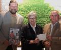 Bild: Lions Club Weiden/exb
Lions-Präsident Bastian Braun (links) und Dr. Elmar Baumer, Vorsitzender des Lions-Hilfswerks Weiden, überreichen Dr. Annemarie Schraml einen symbolischen Scheck über 1000 Euro.