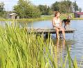 Archivbild: heb
Die Ruhe am See genießt Urlauberin Sonja Handmann mit ihrer Hündin Elli. Seit 1999 macht sie Urlaub am Gowerlhof in Rothenbürg bei Tirschenreuth. Sie ist eine von über 6.800 Urlaubern, die die Stadt Tirschenreuth von Januar bis September dieses Jahres registrierte.