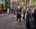 Bild: R. Kreuzer
Die Geistlichen ziehen zum Friedhofskreuz, die Gläubigen folgen.