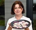Bild: Petra Hartl
Der Rosenblütenzucker macht sich gut auf Vanille-Kipferl, findet Jeanette Ring