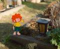 Bild:  RTL/NeueSuper
In einer Folge der neuen Pumuckl-Serie besucht der Kobold das Grab von Meister Eder (Bild). Auf dem Friedhof begegnet er auch einer Friedhofsgärtnerin, die von Christina Baumer gespielt wird.