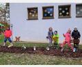 Bild: Kinderhaus St. Michael Waldsassen/exb
Stolz präsentieren die beteiligten Kinder das mit Beerensträuchern bepflanzte Beet im Garten des Kinderhauses St. Michael in Waldsassen.