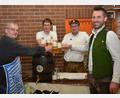 Bild: dob
Es ist geschafft. Die ersten Halbekrüge sind mit dem Bockbier vollgeschenkt. Dritter Vorsitzender Rainer Gebert, Vorsitzender Uli Münchmeier, Schankmeister Michael Riedl und Brauer Uli Scheuerer (von links nach rechts) stoßen auf einen erfolgreichen Bockbierabend im Sportzentrum an.