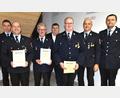 Bild: no
Ehrungen für langjährige Mitgliedschaft bei der Feuerwehr Illschwang: (von links) Vorsitzender Michael Maderer, Georg Graf (40 Jahre), Andreas Geitner (50 Jahre), Bürgermeister Dieter Dehling, Martin Bauer (40 Jahre), Konrad Hochholzer (40 Jahre) sowie Kommandant und Kreisbrandmeister Thorsten Jobst.