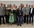 Bild: mrr
Jugendkönigin Jana Mikalauskas und Jugendkönig Matthias Ried (vorn), Schützenliesl Michaela Graf (Sechste von links) und Schützenkönig Rainer Salbeck (Neunter von links) sind die neuen Hoheiten der SG Vilstal Rieden.