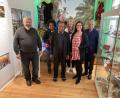 Bild: Gerda Stollner/exb
Hoher Besuch im Flierl-Museum (von links): Armin Raunigk Mission EineWelt, Hofagaja Hauth, Bischof Dr. Jack Urame (Mitte); hinten Georg Pilhofer, Urenkel von Missionar Johann Flierl, Bürgermeisterin Brigitte Bachmann, Gerda Stollner, Konrad Schornbaum.