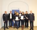 Bild: Michael Kaschny, Polizei Su.-Ro./exb
Bei der Ehrung (von links): Dienststellenleiter Michael Kernebeck, Bürgermeister Michael Göth, Regina Schärtl, Andrea Zeitler, Arno Thomeczek, Inna Lehnerer, Thomas Zeitler und Stellvertretender Dienststellenleiter Tobias Plößl.