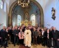 Bild:  Renate Pusch/exb
Die Ehejubilare feiern mit Pfarrvikar Emmanuel Okoro (Mitte) in der Pfarrkirche Unterauerbach einen Festgottesdienst.
