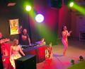 Bild: gau
DJ Eisbär und die Partygirls heizen den Besuchern des Ski-Opening in der Riedener Mehrzweckhalle mächtig ein.