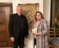 Bild: Brigitte Kreuzer/exb
Chorleiterin Brigitte Kreuzer, vom Ensemble Kreuzer, überreichte Stadtpfarrer Georg Flierl eine Spende von 500 Euro für das Katholische Kinderhaus in Tirschenreuth.
