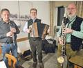 Bild: Hornauer/Storek/exb
Alois Lindner, Erwin Hornauer und Herbert Storek (von links) bildeten spontan ein Trio, das immer wieder zum Tanz aufspielte.