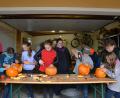 Bild: gi
Die Kinder gestalten unter Leitung des Bücherei-Teams mit großer Begeisterung Halloween-Kürbisse.