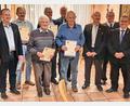 Bild: whü
Hartmut Schütze, Reinhold Bauer, Manfred Zettl (von rechts) und Bürgermeister Christian Porsch dankten Hans Zettner, Helmut Raps, Alois Emerig, Gernot Hammon und Hans Walberer (von links) für ihre Treue zur Kameradschaft.