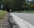 Archivbild: upl
Die Staatsstraße 2399 zwischen Lintach und Raigering galt einst als eine der schlechtesten Straßen im Raum Amberg-Sulzbach. Diese Zeiten sind vorbei. Was fehlt, ist ein Radweg, der wegen fehlender Grundstücke nicht realisiert werden kann.
