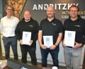 Bild: jr
Geschäftsführer Peter Andritzky (links) dankte drei Mitarbeitern für ihre langjährige Treue zum Unternehmen. Geehrt wurden (von rechts) Klaus Zandt, Jürgen Schöffel und Prokurist Robert Müller.