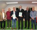 Bild: prh
Berndt Fuhrich, Norbert Frisch, Georg Bauer und Max Peter (von links) wurden vom geschäftsführenden Sportreferenten des Diözesanverbandes, Dirk Lill, (rechts) für ihre langjährigen Verdienste mit dem DJK-Ehrenzeichen in Gold ausgezeichnet. Darüber freute sich auch der ausgeschiedene Vorsitzende Rupert Troppmann (Zweiter von rechts).