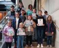 Bild: Maria Wittmann/exb
Die Gewinnergruppe des Sommerferienleseprogramms der Stadtbibliothek Amberg mit ihren Preisen.