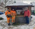 Bild: hme
Unter Aufsicht der Krippenerbauers, Bernhard Kraus, stellten die Bauhofmitarbeiter die Krippe auf.
