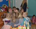 Bild: ak
Noch einmal Tante Sigrid drücken: Als der offizielle Teil endete, umringte eine ganze Traube von Kindern die Erzieherin und ehemalige Kita-Leiterin Sigrid Neumeier.