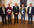 Bild: krb
Landrat Andreas Meier (Mitte) konnte an Josef Gollwitzer (Zweiter von links) und Rudi Hauke (Zweiter von rechts) das Ehrenzeichen des Bayerischen Ministerpräsidenten für besondere Verdienste im Ehrenamt überreichen. Mit dabei die Bürgermeister von Waldthurn Josef Beimler (links) und Flossenbürg Thomas Meiler (rechts).