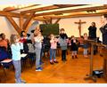 Bild: ubb
Bevor gesungen wird, bespricht Chorleiter Florian Löw mit den Kindern den Ablauf der Singstunde. Es folgen Aufwärmübungen, die der Stimmbildung dienen und spielerisch ins Singen einführen.