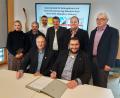 Bild: lg
Der Geschäftsleiter des Zweckverbands für Rettungsdienst und Feuerwehralarmierung, Alfred Rast (links), und Tobias Karl (rechts) von der Johanniter-Unfall-Hilfe e.V. unterzeichnen den Vertrag für den Schönseer Rettungswagen. Die drei Bürgermeister freuen sich auch über diese Aufwertung ihrer Stadt.