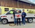 Bild: Tobias Reitmeier/exb
Der scheidende Bauhofleiter Peter Pleier (Mitte) zusammen mit dem neuen Bauhofleiter Christopher Kurz (links) und Bürgermeister Peter Neumeier.