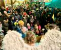 Bild: Gabi Schönberger
Einiges los bei der Eröffnung des Christkindlmarkts in Weiden: Um 17 Uhr eröffnete Oberbürgermeister Jens Meyer den Weihnachtsmarkt in der Weidener Innenstadt. Zusammen mit dem Christkind verteilte er anschließend Geschenke an die Kinder.