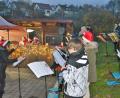 Bild: kki
Die Blechfrösch unterhalten zu Beginn des Marktes mit Weihnachtsliedern, während sich die Helfer auf den Ansturm der hungrigen Besucher vorbereiteten.