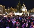 Bild: Stephan Huber
Die Eltern und Verwandten der Kinder aus dem Caritas-Kindergarten Marienheim standen dicht gedrängt am Amberger Weihnachtsmarkt. Im Hintergrund die berühmte Weihnachtsbeleuchtung.