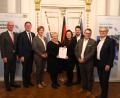 Bild: T. Deml-Glöckner/exb
Einrichtungsleiterin Krisztina Kesztler nimmt den Preis im Namen des gesamten Teams des Johanniter-Kinderhorts "Weltenbummler" entgegen.