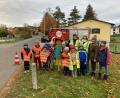 Bild: exb/Reichl
Mit selbstgemalten Hinweistafeln möchte die Kinderfeuerwehr Meerbodenreuth die Aufofahrer zum langsam Fahren bringen.