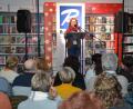 Bild: dob
Den letzten Weinleseabend der Buchhandlung Rupprecht in Vohenstrauß leitet Maria Rupprecht ein. An diesem Abend wird es schon mal emotional unter den vielen Besuchern.