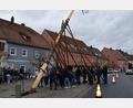 Bild:  Enrico März/exb
Das Baumaufstellen am vergangenen Sonntag in Luhe war eine recht nasse und kühle Angelegenheit. Aber den helfenden Burschen wurde beim Hochhieven des gut 30 Meter hohen Wahrzeichens schon recht warm.