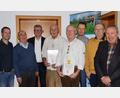 Bild: mfh
Die geehrten Mitglieder und die Offiziellen des SV Loderhof: (von links) Zweiter Vorsitzender Michael Jakuttis, Kassier Kurt Hösl, Bürgermeister Michael Göth, die Jubilare Horst Loos, Werner Müller, Matthias Bauer, Schriftführer Richard Donhauser und Erster Vorsitzender Joachim Bender.