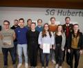 Bild: gz
Im Namen des Schützenbezirks gratuliert Bezirksjugendleiter Valentin Kellner (hinten, rechts) allen Geehrten und dem neugewählten Führungsteam der Gaujugend im Sportschützengrenzgau um Gaujugendleiter Julius Kellner (hinten, Zweiter von rechts).