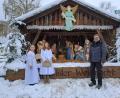 Bild: gis
Christkind Emma (rechts) und Engelchen Anna (links) mit Bürgermeister Franz Tauber an der kunstvollen Krippe in der Dorfmitte.