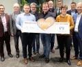 Bild: do
Für insgesamt 32 Vereine und gemeinnützige Institutionen im Regionalbereich der Volksbank Raiffeisenbank Nordoberpfalz freuen sich die Bürgermeister über eine Spendensumme in Höhe von 15.750 Euro. Symbolisch überreichten die Banker Stefan Schedl, Richard Götz, Manfred Eller und Dimitros Kouroudis den Spendenscheck.