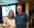 Bild: KJR Schwandorf/exb
Sigi Roidl vom Kreisjugendring Schwandorf übergibt Simone Kramer von der Johanniter-Jugend Schwarzenfeld den Preis von 100 Euro.