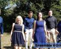Bild: Manuela Falk
Alle zwölf Sängerinnen und Sänger für ein Foto unter einen Hut zu bringen, war seit der Gründung im Sommer und vor dem Premierenauftritt in der Bergkirche schwer, weshalb hier nur die Hälfte des Ensembles zu sehen ist. Aber die andere Hälfte ist ebenso gut gelaunt und will sich so und stimmlich ebenso professionell am Sonntag bei "Harmony of Heaven", einem "Konzert für die Seele" präsentieren.