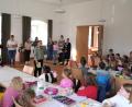 Bild: fvo
Elisabeth Beimler klettert beim Kinderbibeltag-Schauspiel als Zachäus auf einen symbolischen "Maulbeer-Feigenbaum.